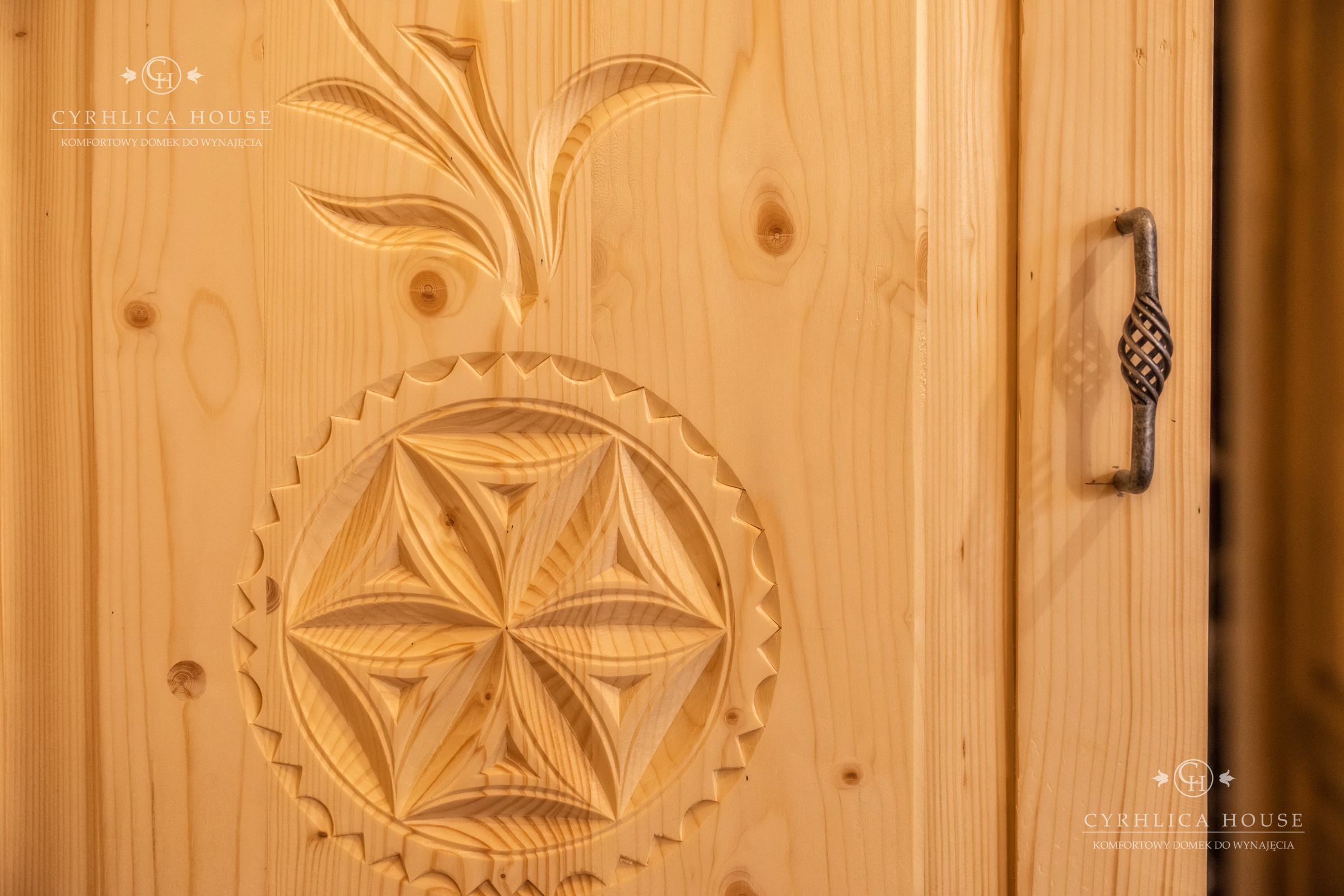 Chcesz wynająć domek w mieście Zakopane? Zapraszamy do Cyrhlica House. Komfortowe noclegi blisko basenów Chochołowskie Termy.